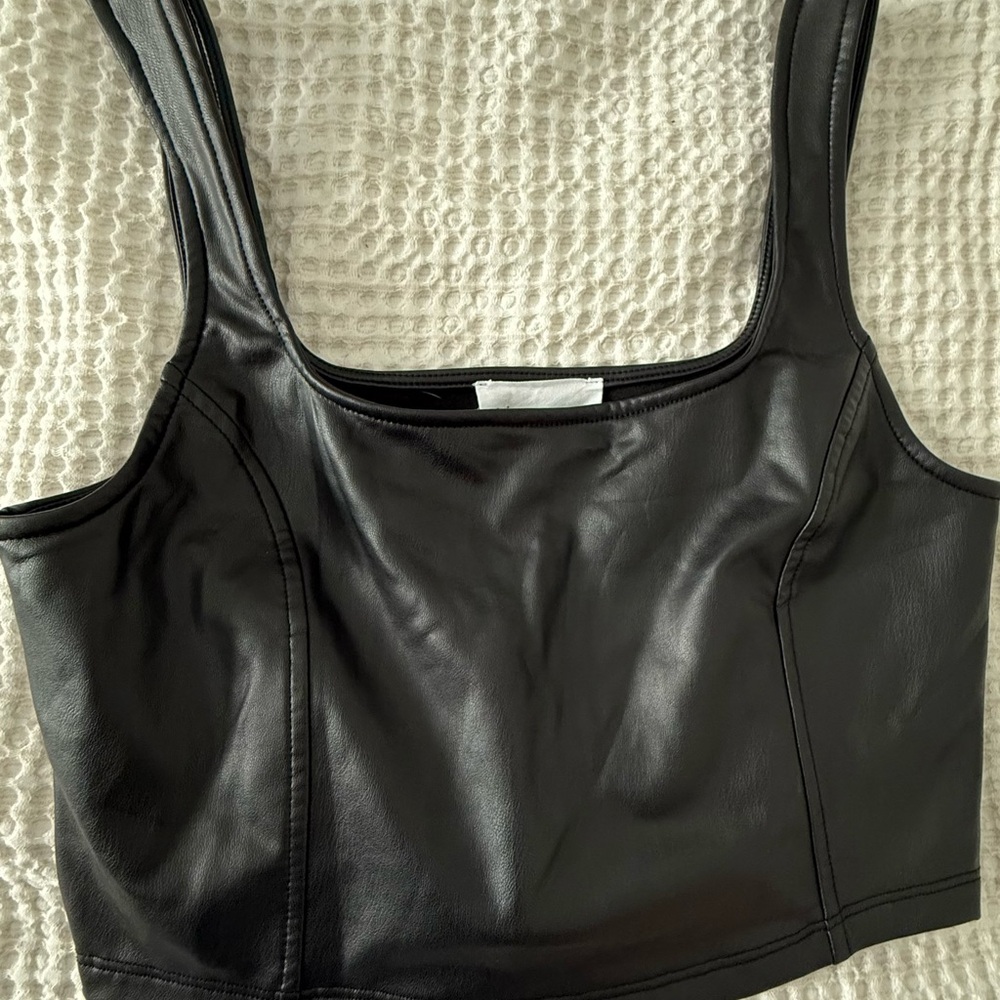 Olive & Oak Black Sleeveless Fitted Crop Top